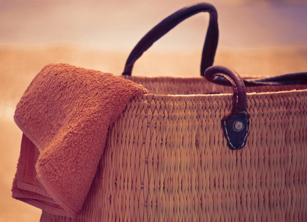 proutěná plážová taška s ručníkem pro úschovu mobilu na pláži