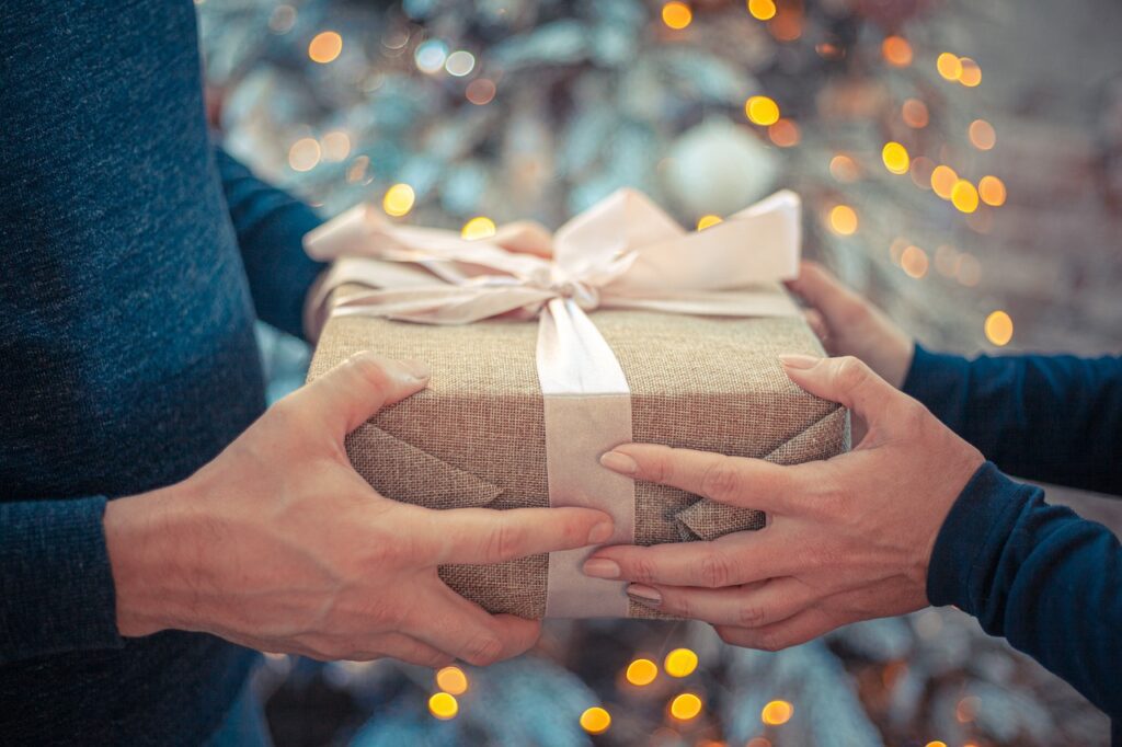 žena dostává od muže nechtěný vánoční dárek