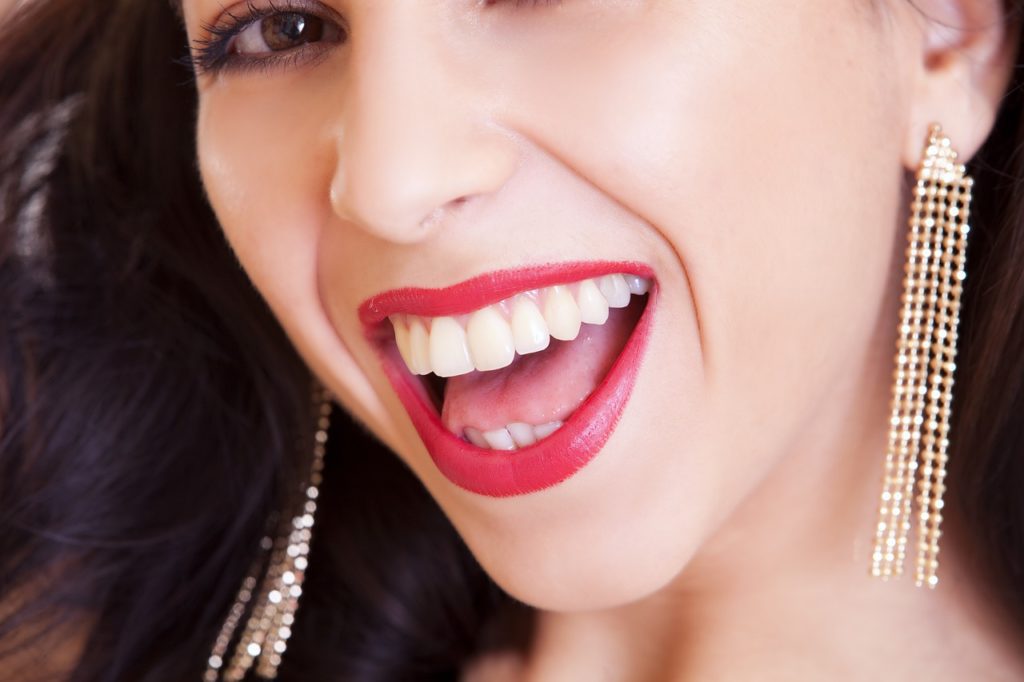žena s bílými zuby