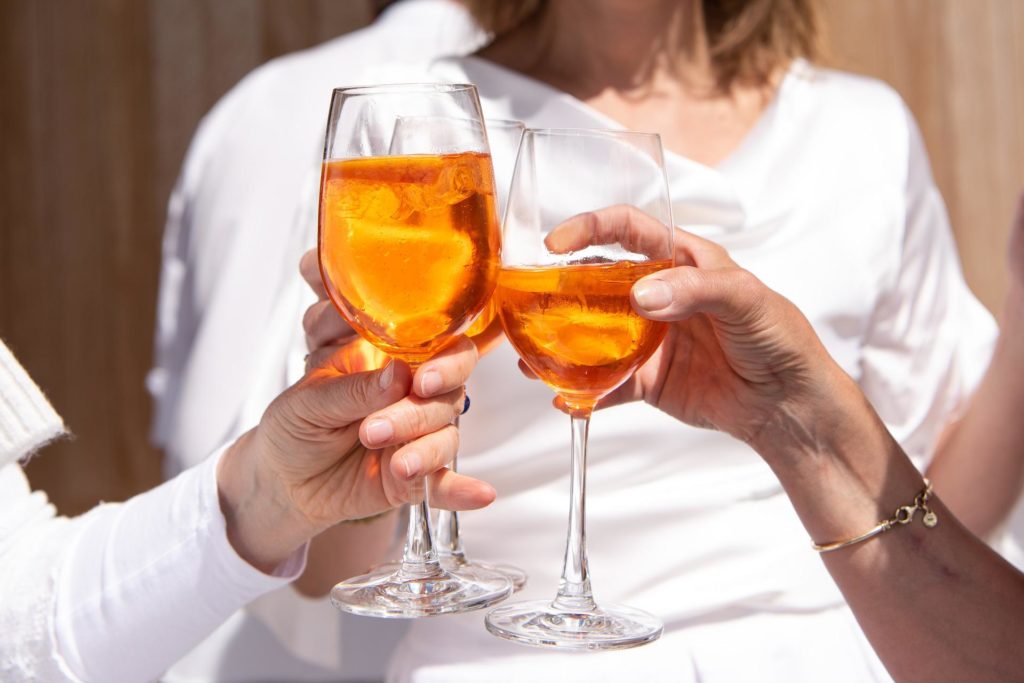 ženy si přiťukávají se sklenicí alkoholu