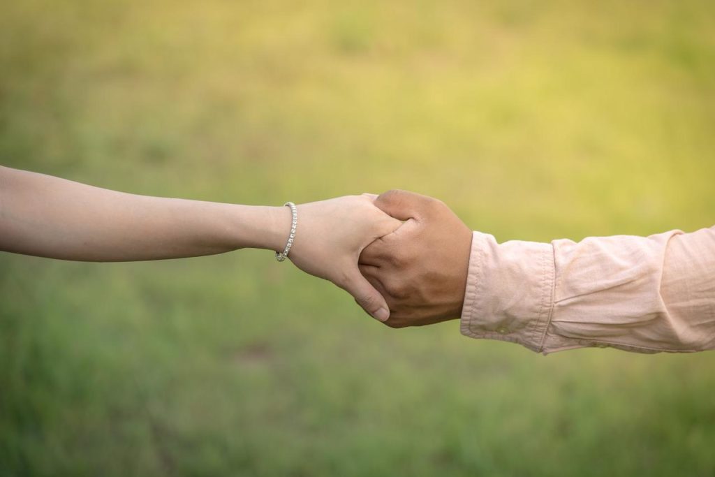 žena a muž se drží za ruce
