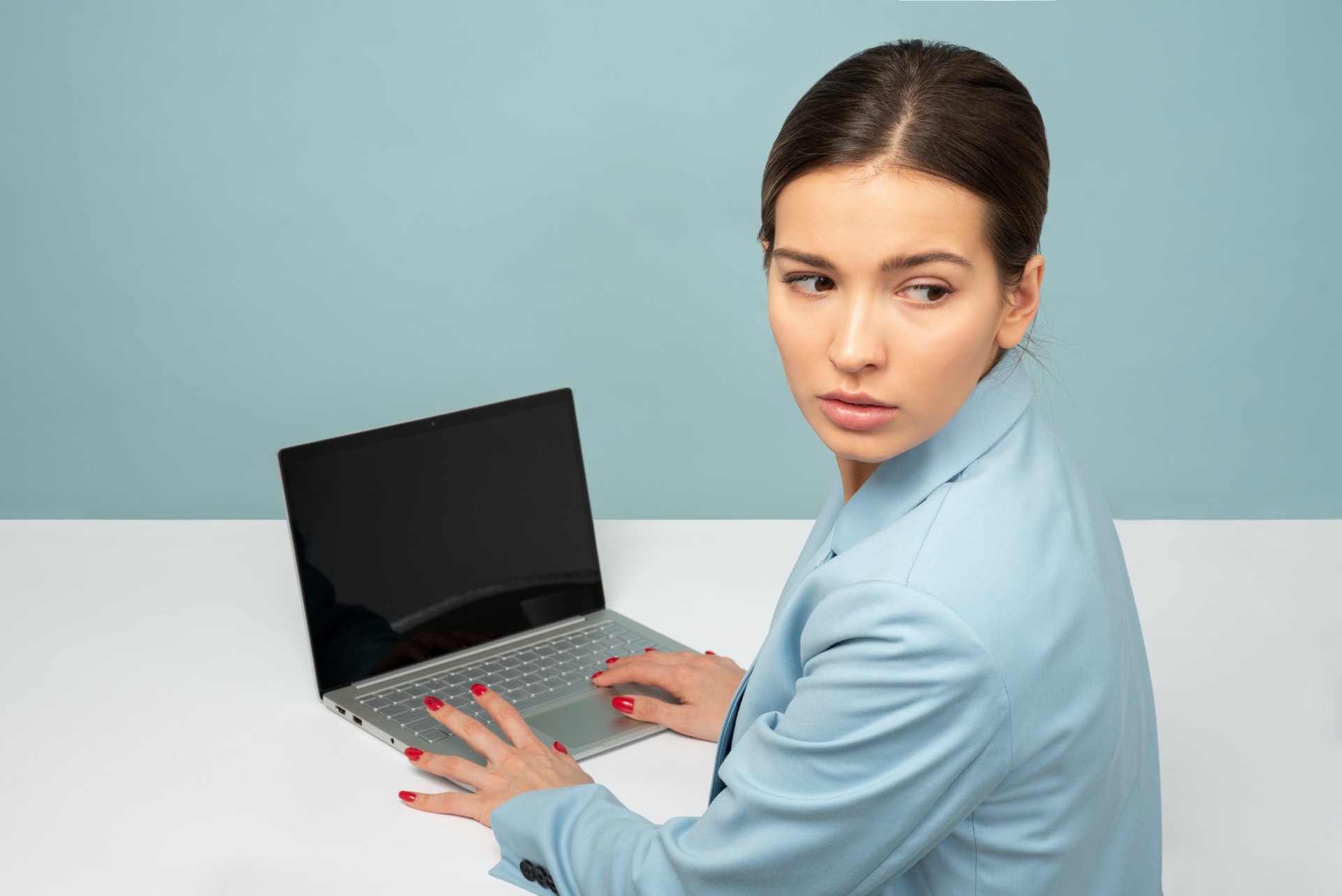 žena u počítače se strachy otáčí na svého šéfa
