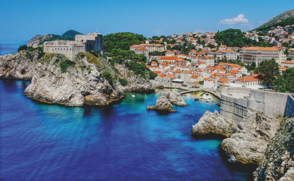 chorvatské město v zálivu u moře