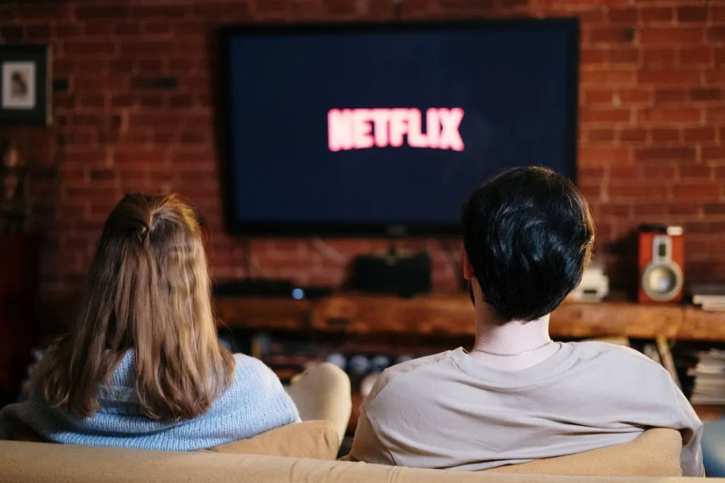 žena a muž se dívají na Netflix novinky 2024