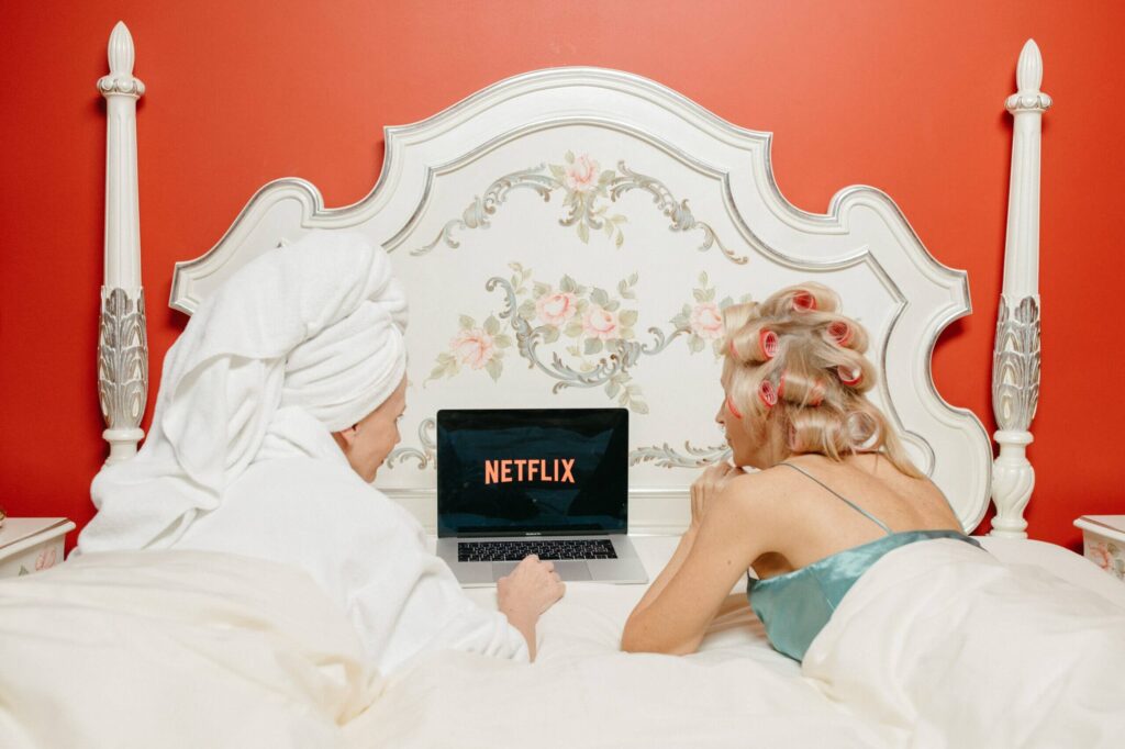 ženy se v posteli dívají na nejlepší filmy na netflixu