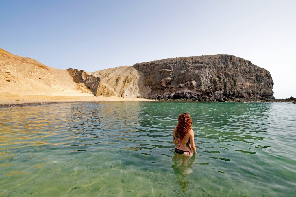 žena se koupe v moři na ostrově Lanzarote