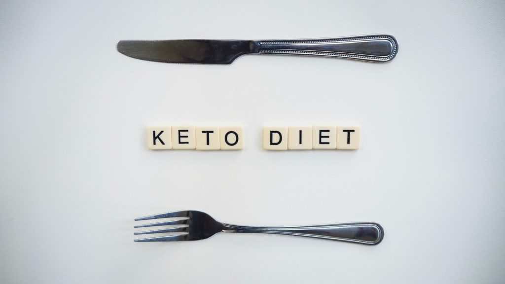 vidlička, nůž a název keto dieta