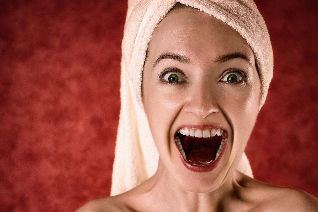 žena s ručníkem na hlavě má radost z opálené pleti