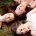 ženy s nízkým sebevědomím odpočívají v trávě